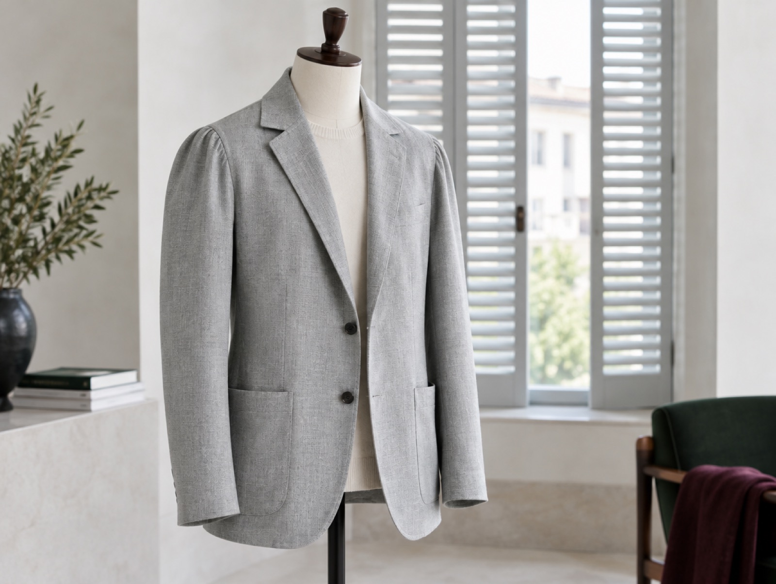 A soft Neapolitan-cut jacket on a dummy
