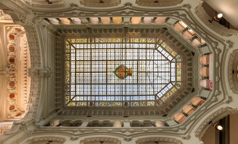 Spain, a court tailoring tradition and a large shoemaking industry